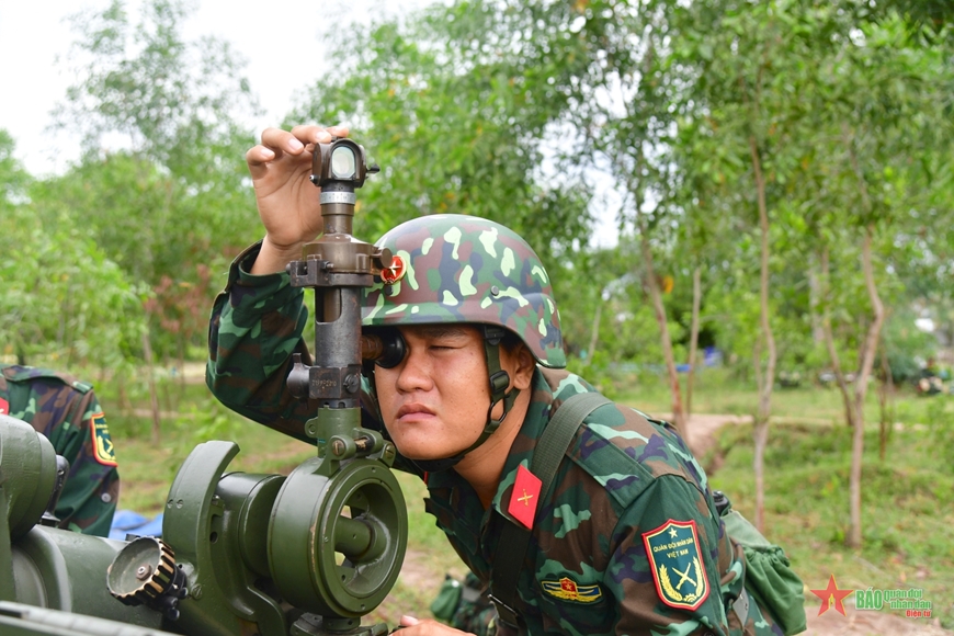 Quân nhân dự bị pháo binh vào trận