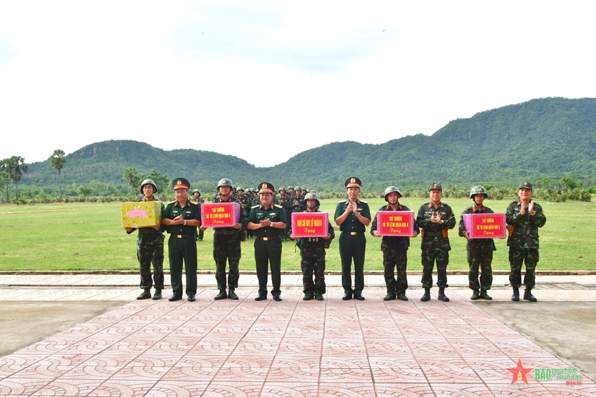 Quân nhân dự bị pháo binh vào trận