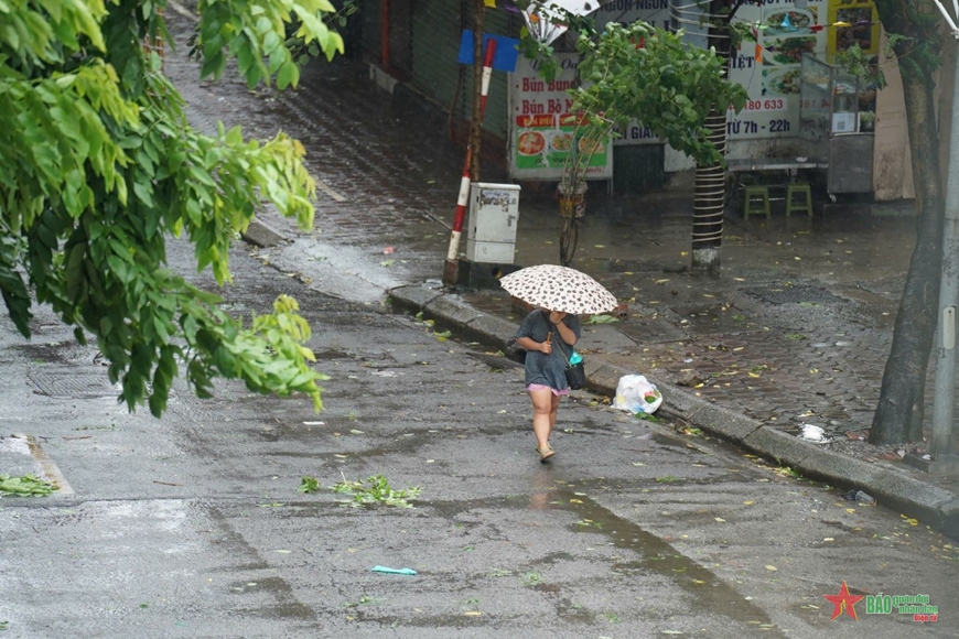 Phố phường Hà Nội vắng vẻ trước khi bão số 3 đổ bộ