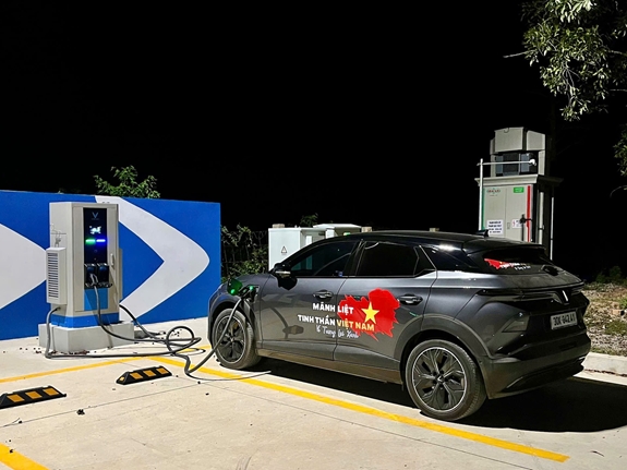 Chủ xe VF 6: “Hoàn toàn tự tin đi xuyên Việt"