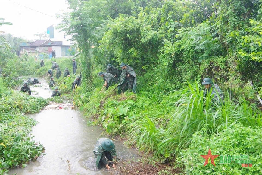 View - 	Bão số 3: Thanh Hóa hơn 500 cán bộ, chiến sĩ Trung đoàn 3 giúp dân