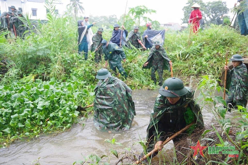 View - 	Bão số 3: Thanh Hóa hơn 500 cán bộ, chiến sĩ Trung đoàn 3 giúp dân