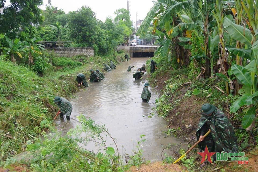 View - 	Bão số 3: Thanh Hóa hơn 500 cán bộ, chiến sĩ Trung đoàn 3 giúp dân