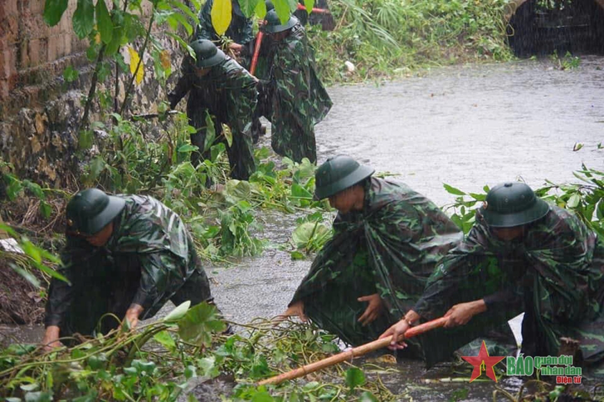 View - 	Bão số 3: Thanh Hóa hơn 500 cán bộ, chiến sĩ Trung đoàn 3 giúp dân