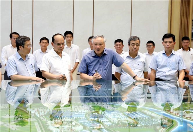 Phó thủ tướng Thường trực Chính phủ Nguyễn Hòa Bình kiểm tra công tác khắc phục hậu quả bão số 3 tại Thái Bình