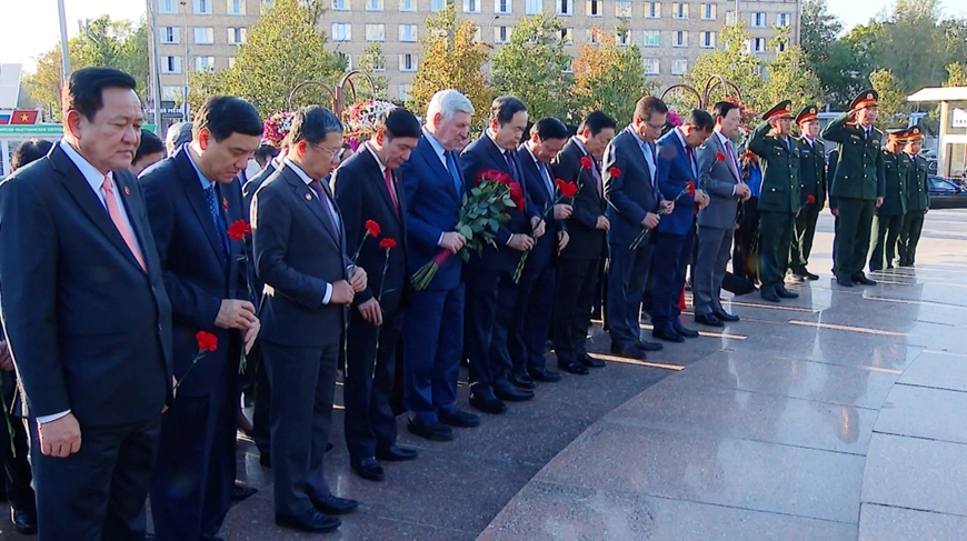 Chủ tịch Quốc hội Trần Thanh Mẫn dâng hoa tại Tượng đài Chủ tịch Hồ Chí Minh ở Moscow
