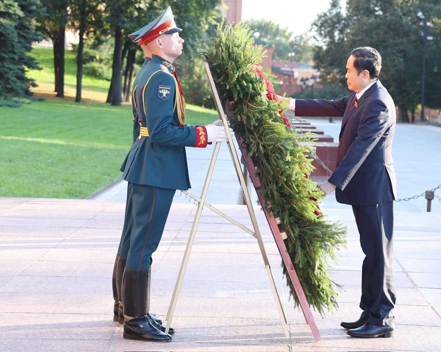 Chủ tịch Quốc hội Trần Thanh Mẫn dâng hoa tại Tượng đài Chủ tịch Hồ Chí Minh ở Moscow
