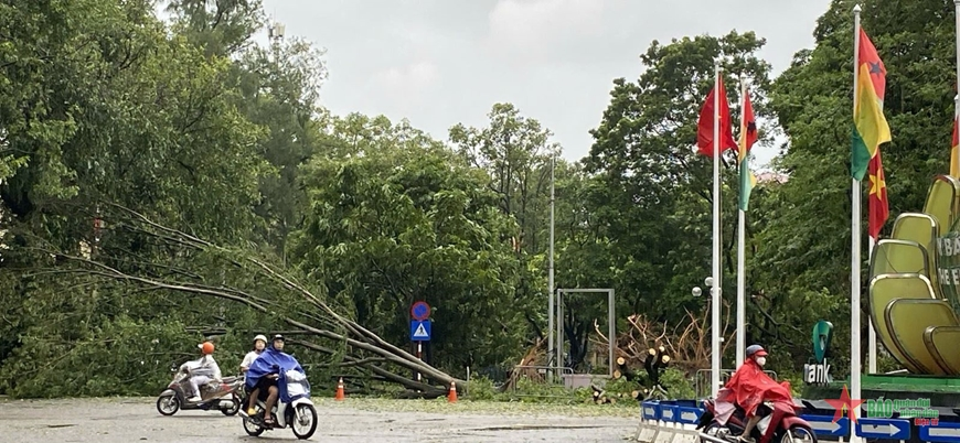 Bão số 3: Hà Nội có mưa do hoàn lưu sau bão, người dân thận trọng khi ra đường