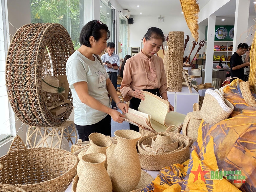 Chuyển hướng sản xuất, tiêu dùng xanh