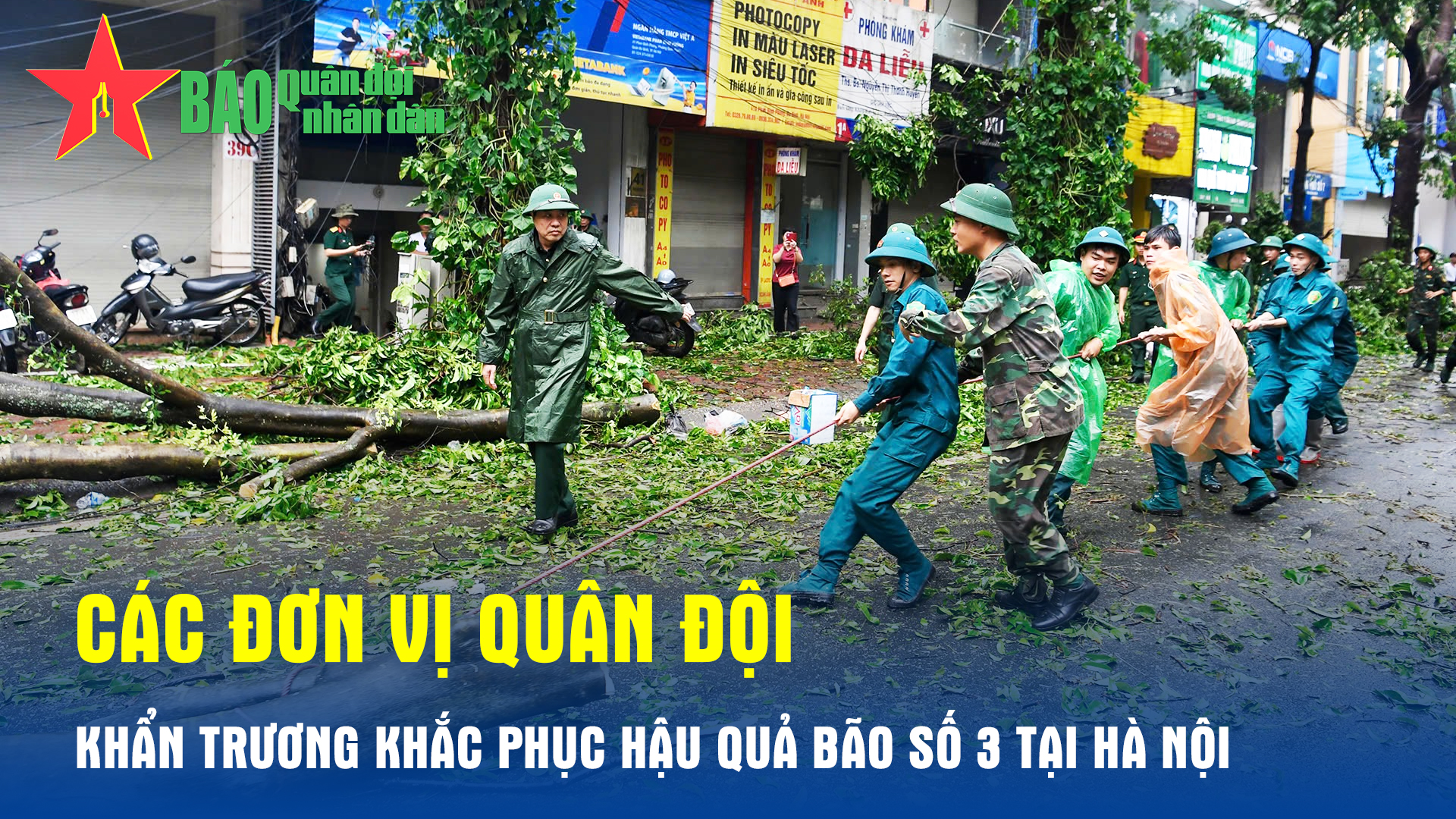 Cán bộ, chiến sĩ quân đội giúp dân khắc phục hậu quả bão số 3 tại Hà Nội (clip)