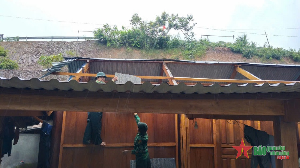 Bộ đội Biên phòng tỉnh Nghệ An giúp dân khắc phục hậu quả dông lốc