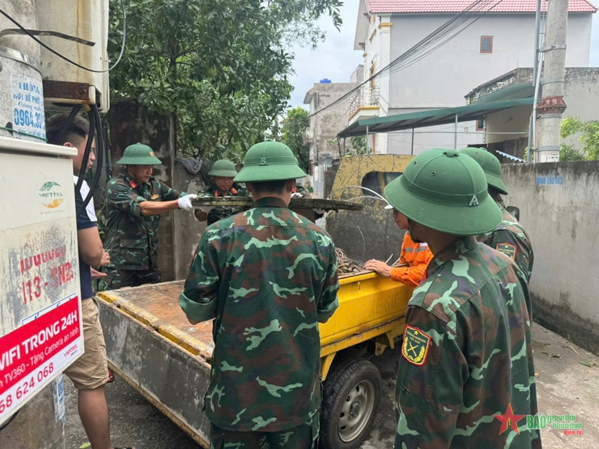 Lực lượng vũ trang tỉnh Hải Dương khẩn trương giúp nhân dân khắc phục hậu quả bão số 3