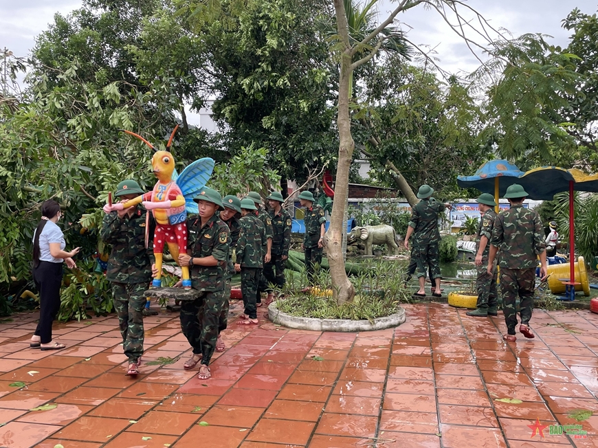 Lực lượng vũ trang tỉnh Hải Dương khẩn trương giúp nhân dân khắc phục hậu quả bão số 3
