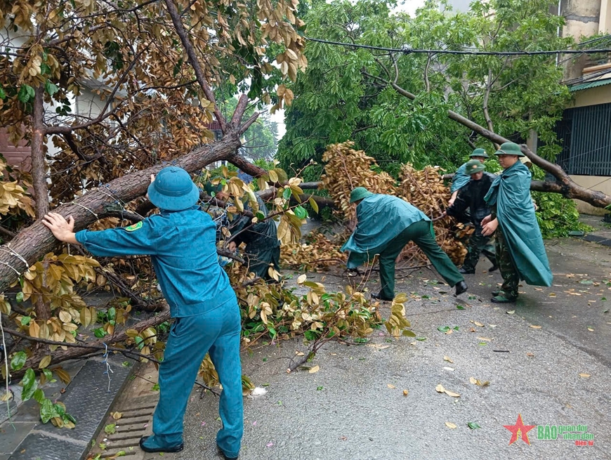 Lực lượng vũ trang tỉnh Hải Dương khẩn trương giúp nhân dân khắc phục hậu quả bão số 3