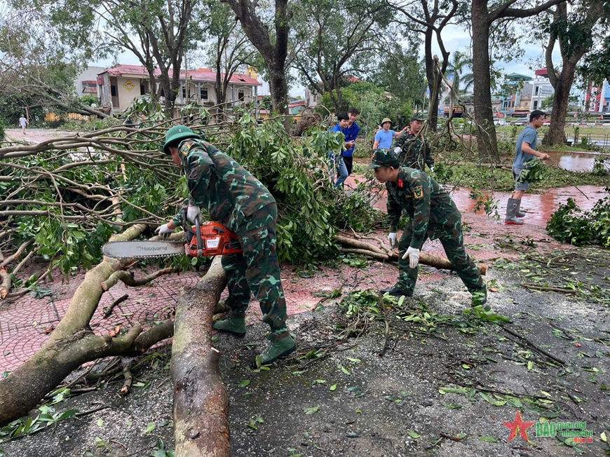 Lực lượng vũ trang tỉnh Hải Dương khẩn trương giúp nhân dân khắc phục hậu quả bão số 3