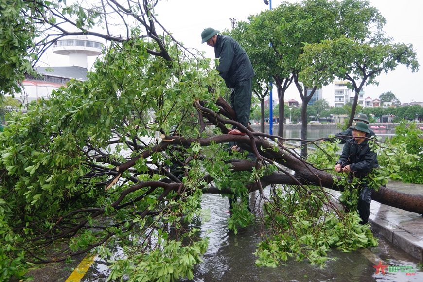 Lực lượng vũ trang tỉnh Hải Dương khẩn trương giúp nhân dân khắc phục hậu quả bão số 3