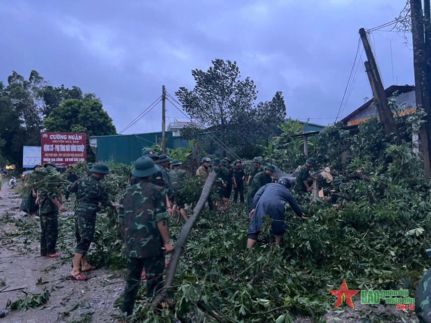 Sư đoàn 3 hỗ trợ người dân khắc phục hậu quả cơn bão số 3