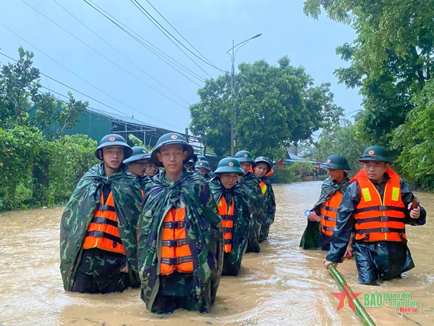 Sư đoàn 3 hỗ trợ người dân khắc phục hậu quả cơn bão số 3