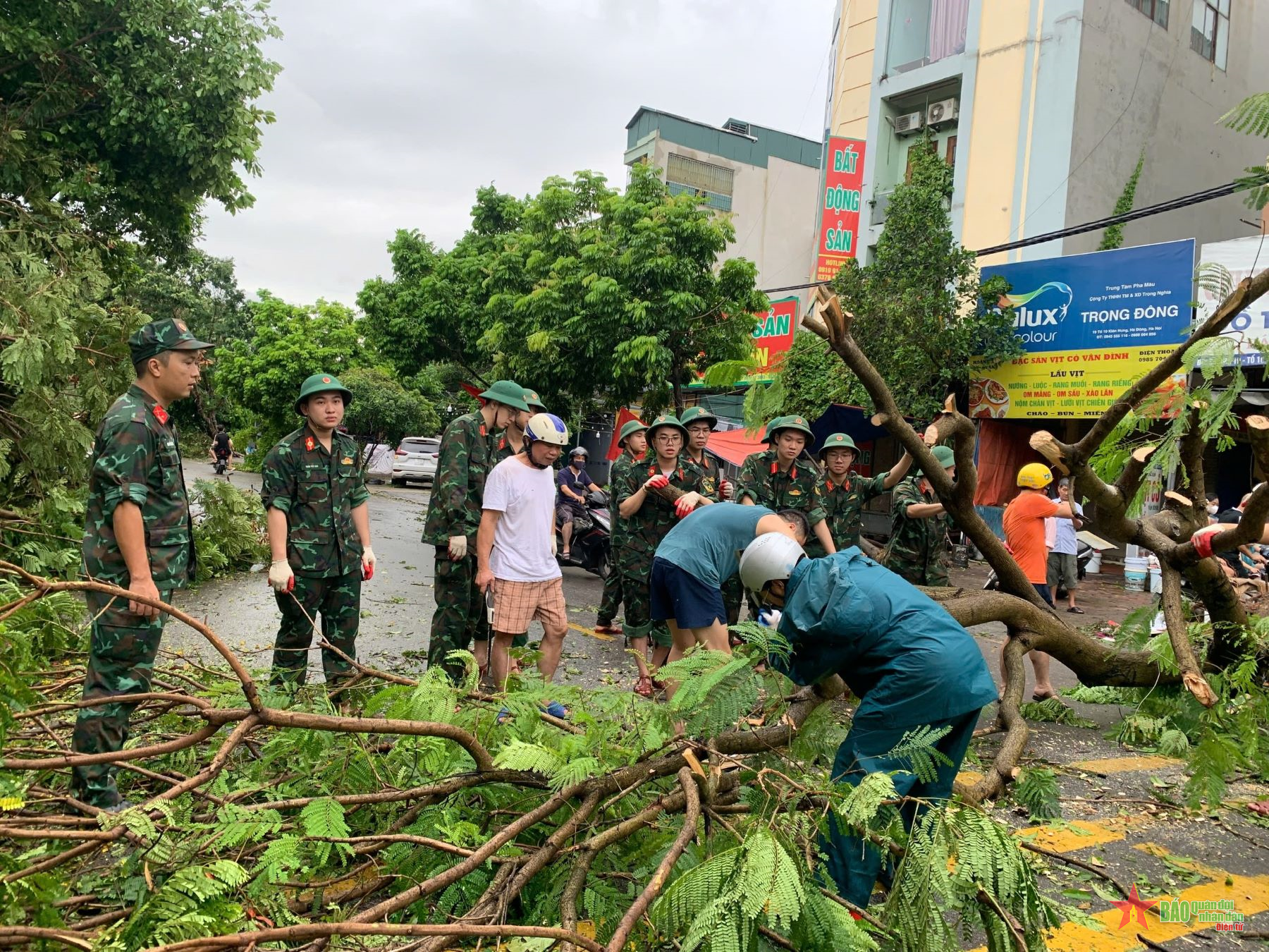 Cán bộ, học viên Học viện Quân y tích cực giúp dân khắc phục hậu quả sau mưa bão