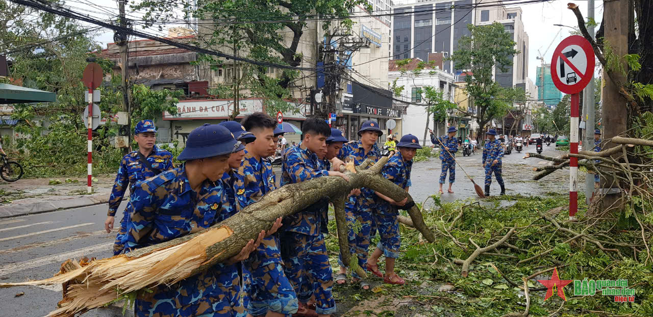 Bộ đội Hải quân khắc phục các tuyến đường tại TP Hải Phòng sau bão số 3