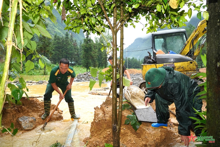 Hà Giang: Quân đội, công an huy động lực lượng giúp dân ứng phó ngập lụt, sạt lở