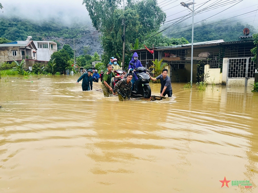 Hà Giang: Quân đội, công an huy động lực lượng giúp dân ứng phó ngập lụt, sạt lở