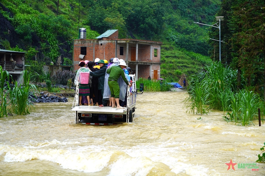 Hà Giang: Quân đội, công an huy động lực lượng giúp dân ứng phó ngập lụt, sạt lở