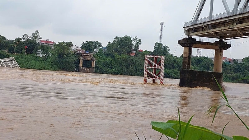 CẬP NHẬT TRỰC TIẾP Sập cầu Phong Châu tỉnh Phú Thọ: 01 xe chở khách và một số ô tô con rơi xuống nước
