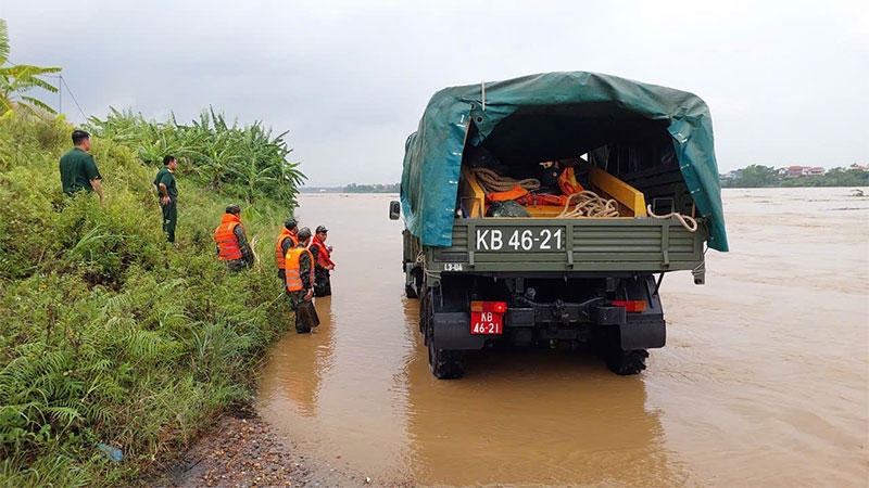 CẬP NHẬT TRỰC TIẾP Sập cầu Phong Châu tỉnh Phú Thọ: 01 xe chở khách và một số ô tô con rơi xuống nước