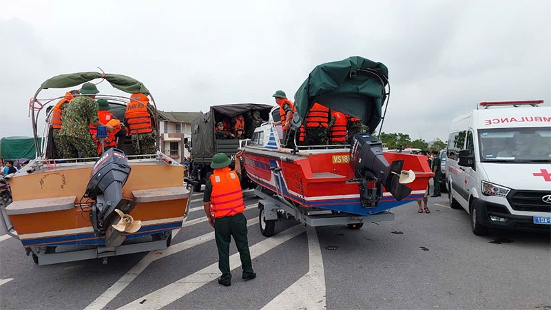 CẬP NHẬT TRỰC TIẾP Sập cầu Phong Châu tỉnh Phú Thọ: 01 xe chở khách và một số ô tô con rơi xuống nước