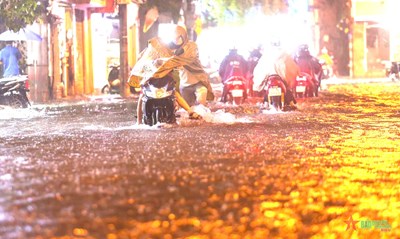 View - 	Mưa lớn do hoàn lưu bão số 3, nhiều tuyến phố Hà Nội ngập úng sâu