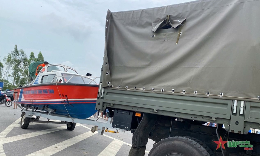 CẬP NHẬT TRỰC TIẾP Sập cầu Phong Châu tỉnh Phú Thọ: 01 xe chở khách và một số ô tô con rơi xuống nước