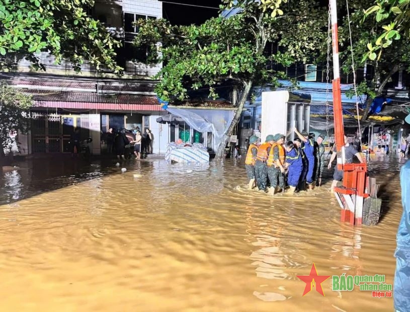 Yên Bái: Lũ dâng cao, TP Yên Bái ngập sâu trong biển nước