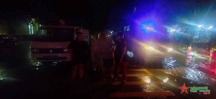 Yên Bái: Lũ dâng cao, TP Yên Bái ngập sâu trong biển nước