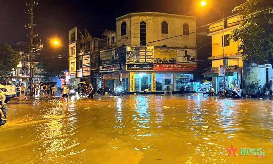 Yên Bái: Lũ dâng cao, TP Yên Bái ngập sâu trong biển nước