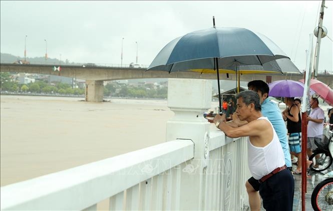 Lũ sông Hồng dâng cao, tràn vào đường phố Lào Cai