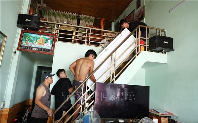 Lũ sông Hồng dâng cao, tràn vào đường phố Lào Cai