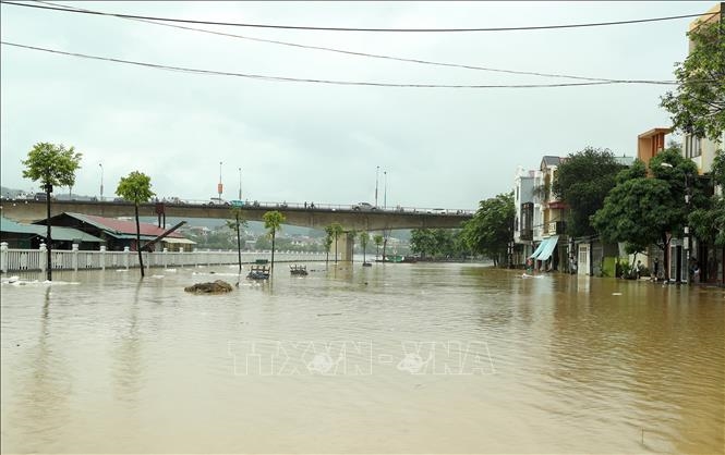 Lũ sông Hồng dâng cao, tràn vào đường phố Lào Cai