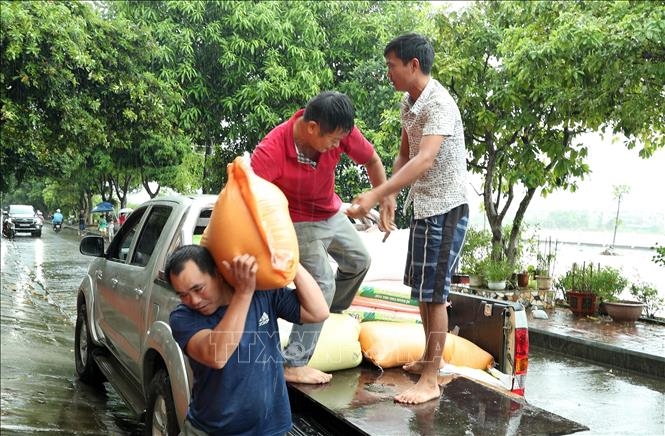 Lũ sông Hồng dâng cao, tràn vào đường phố Lào Cai