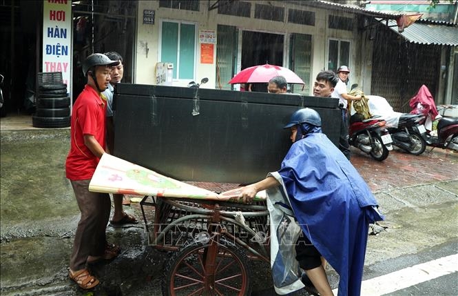 Lũ sông Hồng dâng cao, tràn vào đường phố Lào Cai