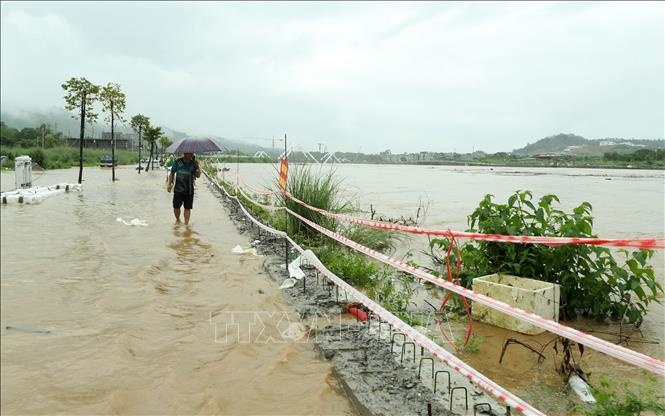 Lũ sông Hồng dâng cao, tràn vào đường phố Lào Cai
