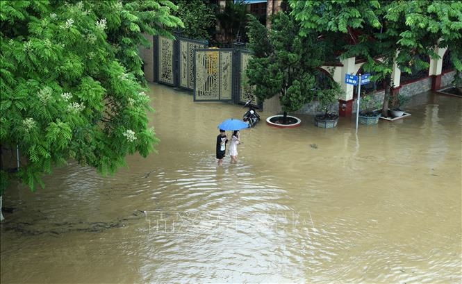 Lũ sông Hồng dâng cao, tràn vào đường phố Lào Cai