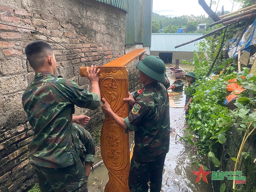 Thượng tướng Huỳnh Chiến Thắng kiểm tra, chỉ đạo, động viên bộ đội khắc phục lũ lụt tại Yên Bái