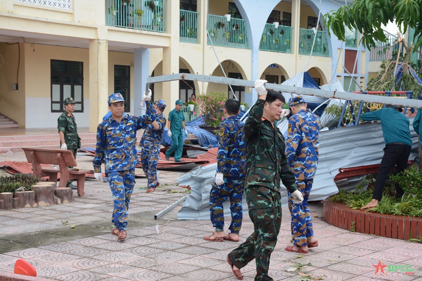 Hải Phòng: Lực lượng Quân đội hỗ trợ dọn dẹp các trường học