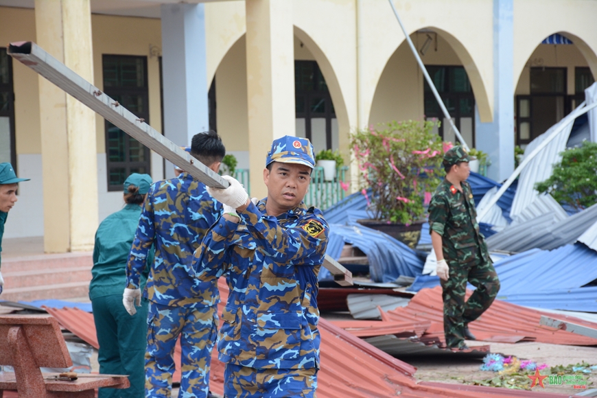 Hải Phòng: Lực lượng Quân đội hỗ trợ dọn dẹp các trường học