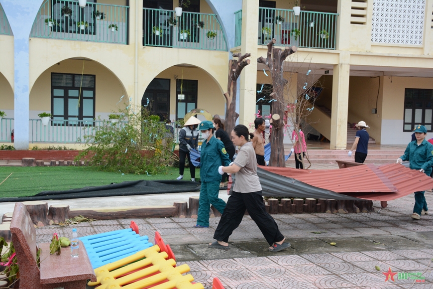 Hải Phòng: Lực lượng Quân đội hỗ trợ dọn dẹp các trường học