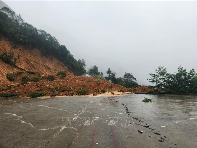 Lai Châu: Sạt lở gây ách tắc giao thông trên quốc lộ 4D