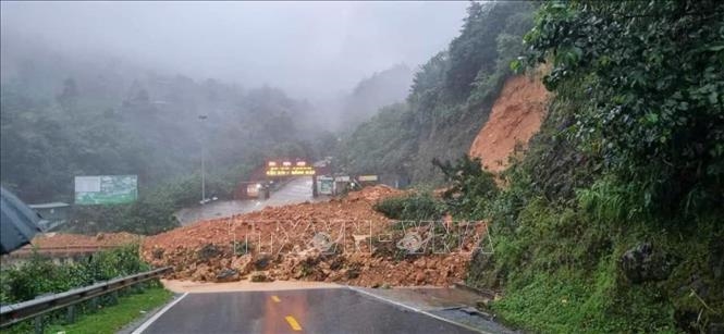 Lai Châu: Sạt lở gây ách tắc giao thông trên quốc lộ 4D