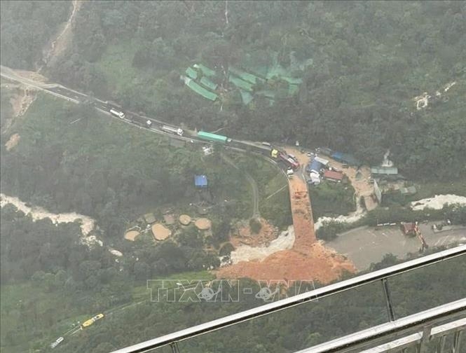 Lai Châu: Sạt lở gây ách tắc giao thông trên quốc lộ 4D