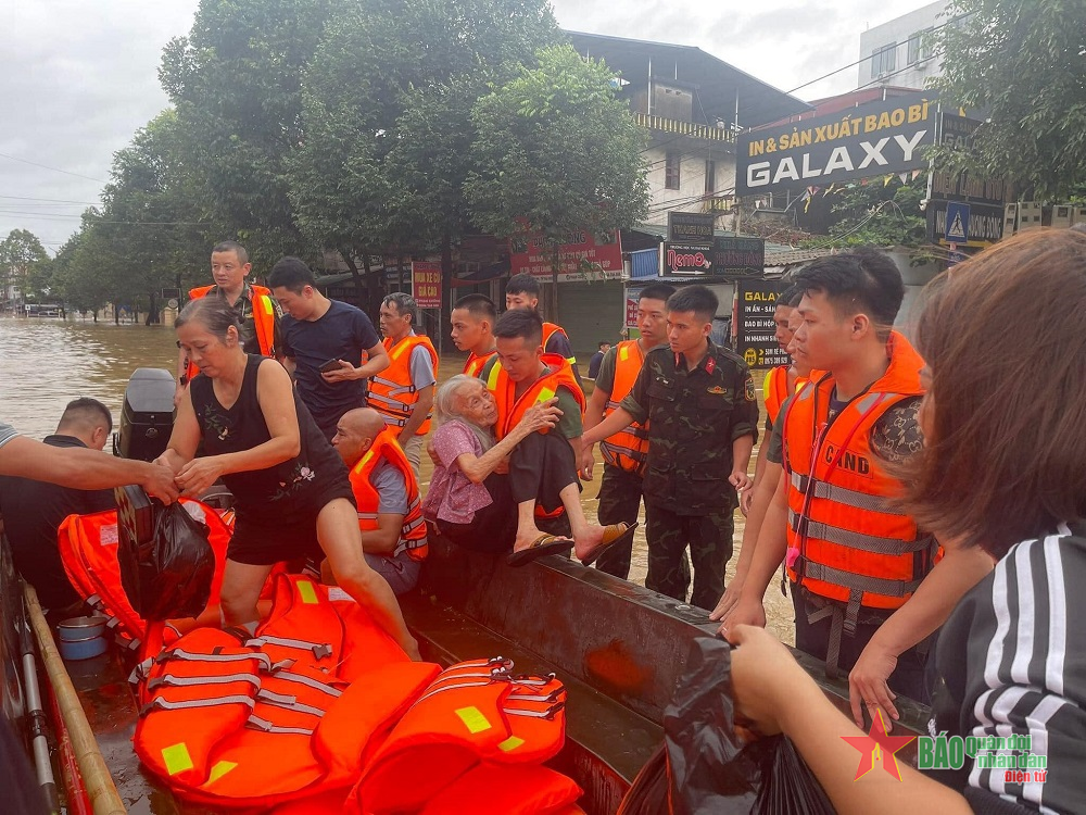 Hơn 200 cán bộ, chiến sĩ Lữ đoàn 210, Quân khu 1 giúp dân khắc phục hậu quả bão số 3